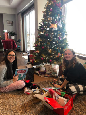 Ilona et son amie Eva dans leur famille canadienne