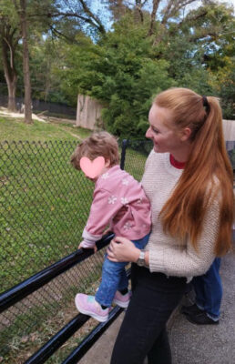 Laurène au parc avec son host kid