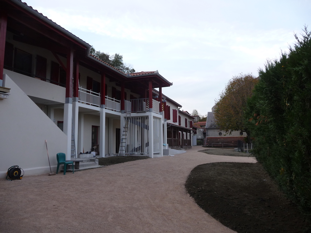 Little Big Land, Thèbe
